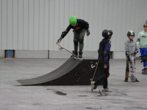 kinderen op skateramp